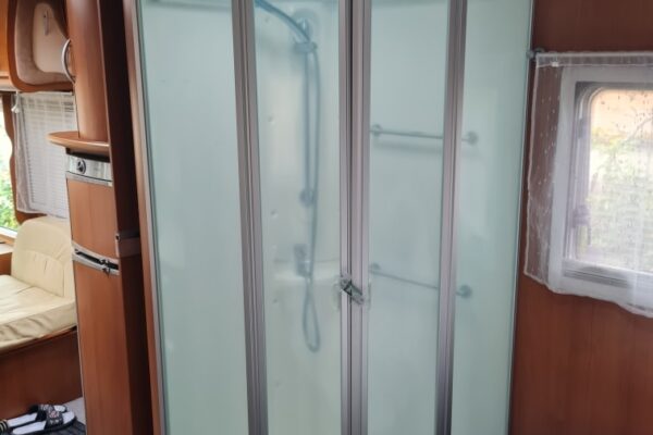 CAMPING CAR douche JPG