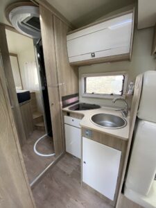 Intérieur moderne de camping-car avec cuisine équipée.