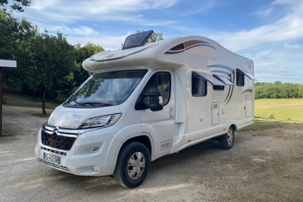 Wohnmobil weiß geparkt.