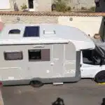Camping-car blanc équipé de panneau solaire.