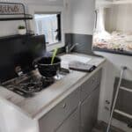 Intérieur moderne de caravane avec cuisine équipée.