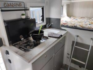 Intérieur moderne de caravane avec cuisine équipée.