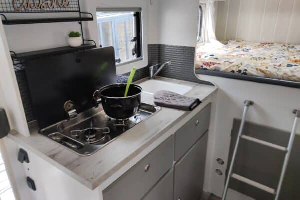 Intérieur moderne de caravane avec cuisine équipée.