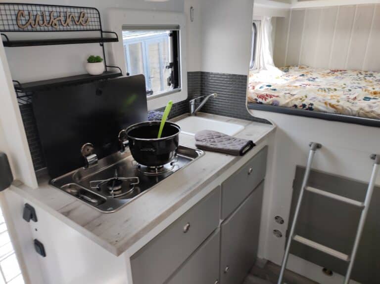 Intérieur moderne de caravane avec cuisine équipée.