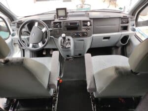 Intérieur cabine de camion moderne et propre.