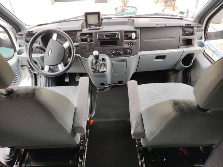 Intérieur cabine de camion moderne et propre.