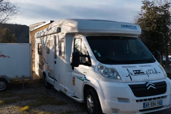 Camping-car Chausson stationné en extérieur