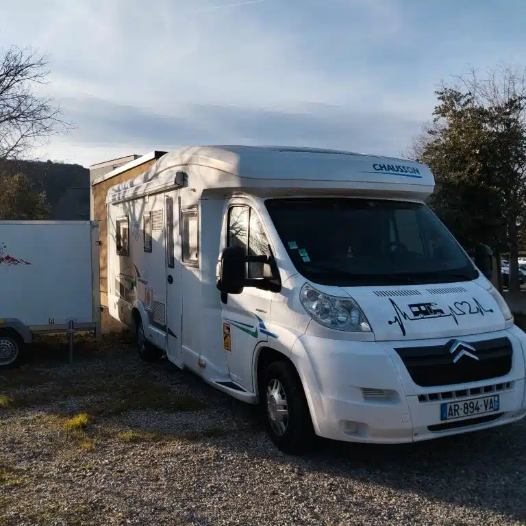 Camping-car Chausson stationné en extérieur
