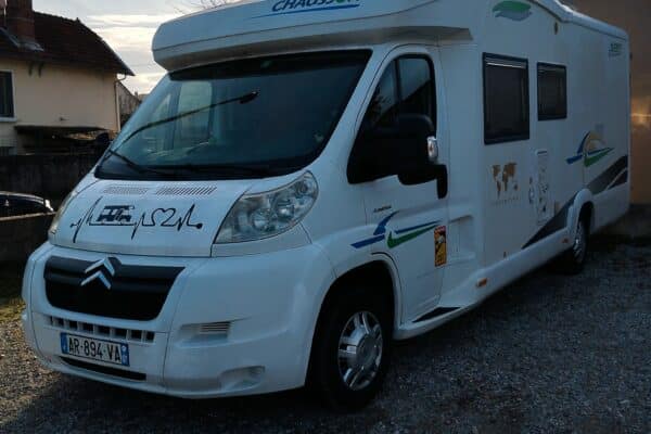 Camping-car Chausson blanc stationné en extérieur.