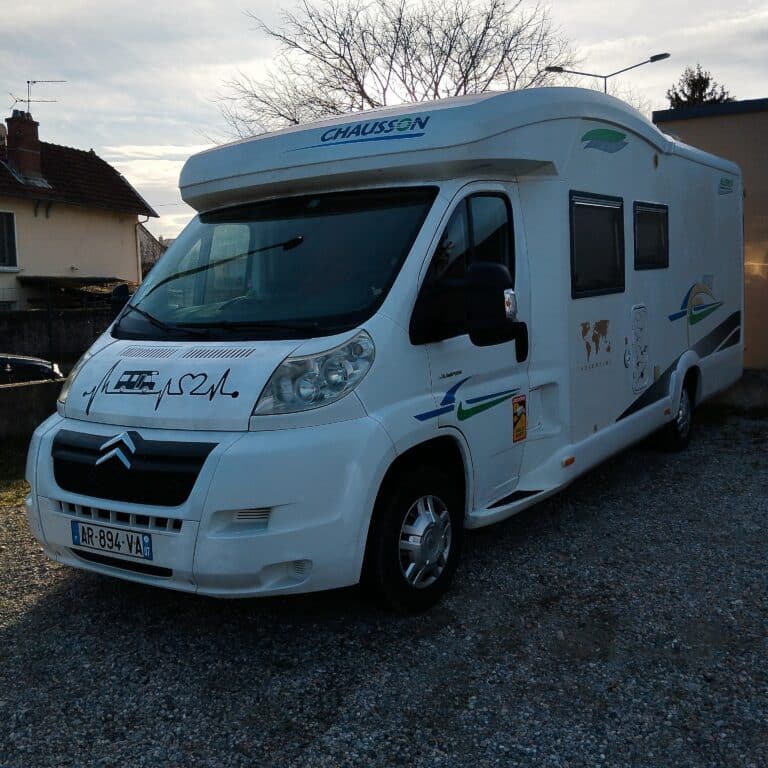 Camping-car Chausson blanc stationné en extérieur.