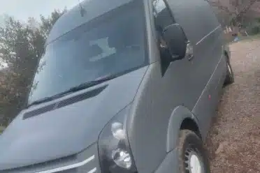 Fourgon grigio parcheggiato all'aperto