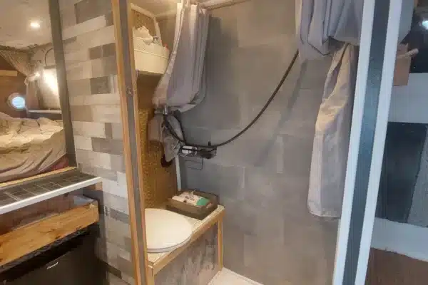 Modernes kompaktes Badezimmerinterieur