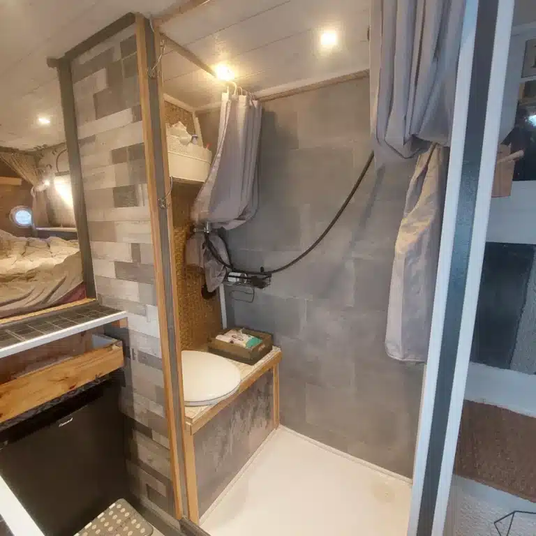 Intérieur de salle de bain compacte moderne