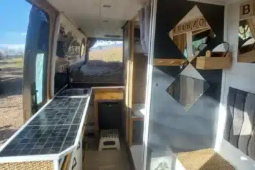 Intérieur van aménagé moderne et éco-responsable.