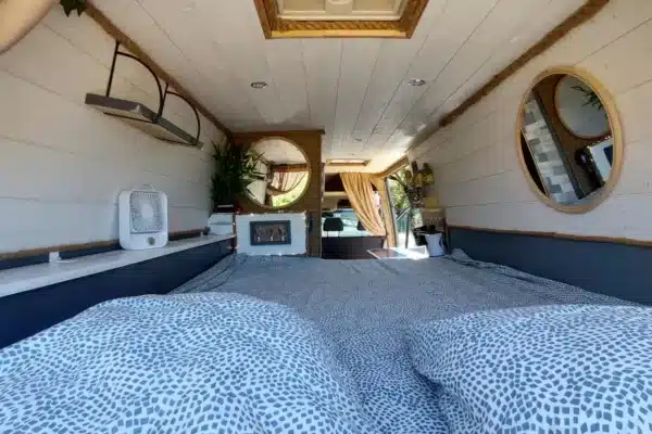 Gemütliches, helles Interieur von Campervan.