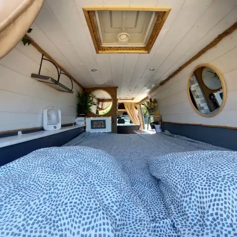 Intérieur cosy et lumineux de van aménagé.