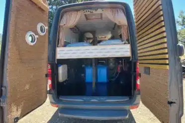 Furgone camperizzato per interni per il campeggio.