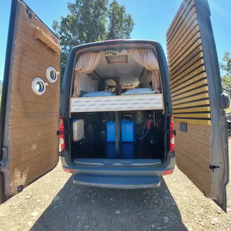Intérieur fourgon aménagé pour le camping.