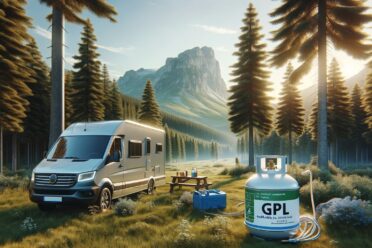 Camping-car et GPL en forêt au lever du soleil.