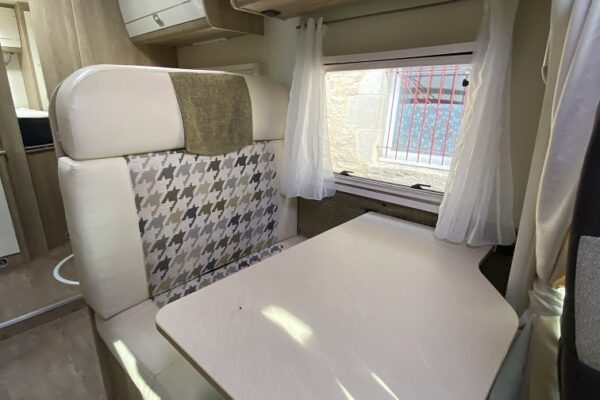 Intérieur moderne de camping-car avec coin repas.