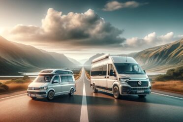 Fourgon et camping-car roulant dans montagnes au crépuscule.