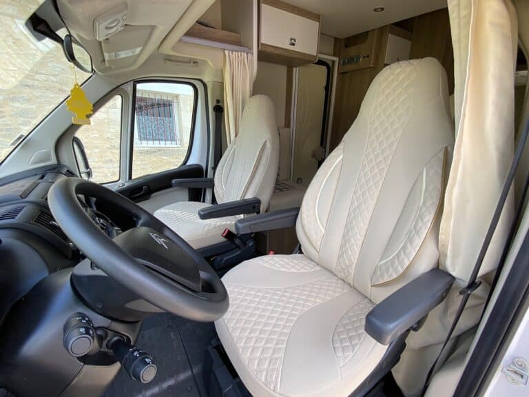 Intérieur cabine camping-car moderne et lumineux.