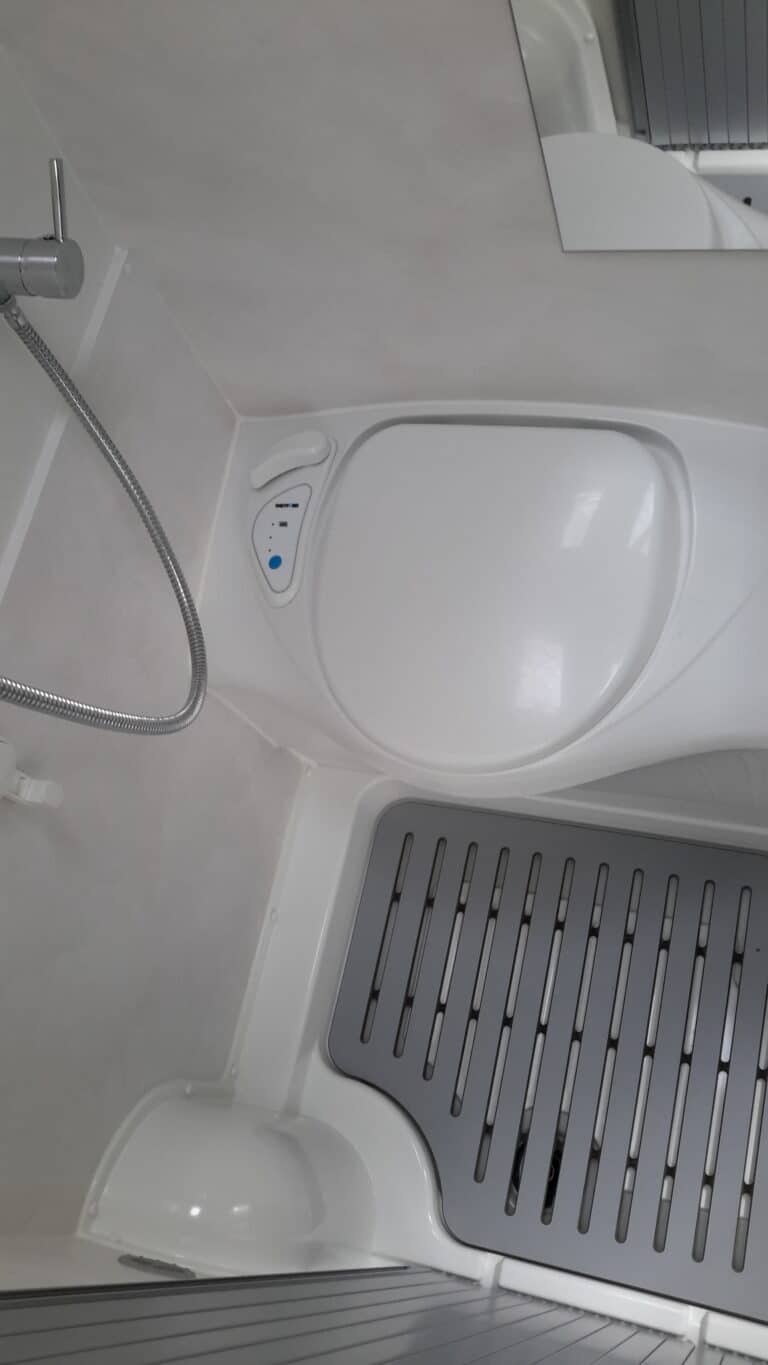Douche moderne avec siège intégré et commande ajustable.