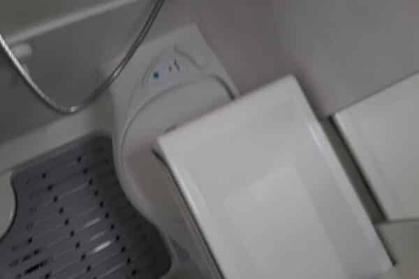 Toilette blanche moderne vue de dessus.