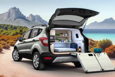 SUV équipé camping en nature.