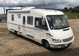 Camping-car blanc stationné en extérieur