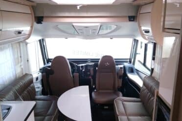 Intérieur moderne de camping-car luxueux.