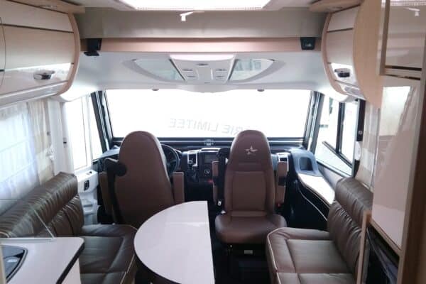 Moderne Innenausstattung von Wohnmobil luxuriös.