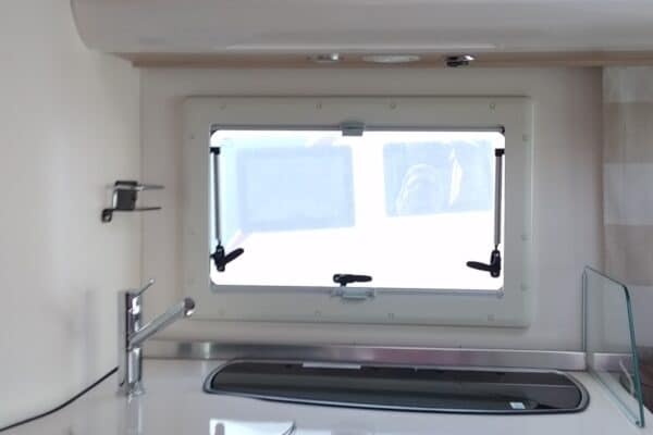 Moderne Inneneinrichtung eines Wohnwagens mit voll ausgestatteter Küche.