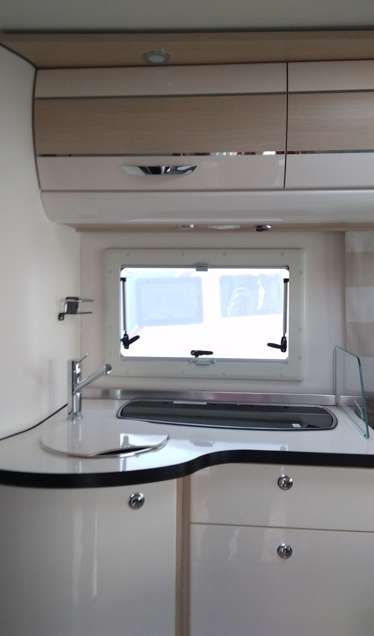 Intérieur moderne de caravane avec cuisine équipée.