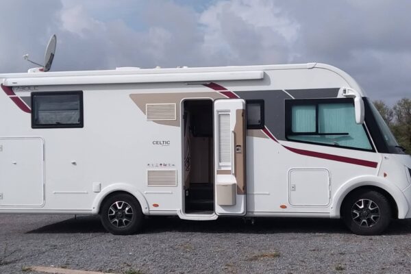 Camping-car moderne stationné en extérieur