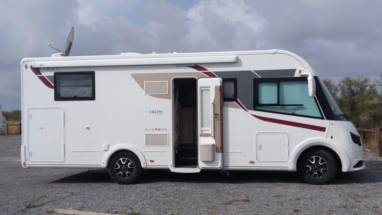 Camping-car moderne stationné en extérieur