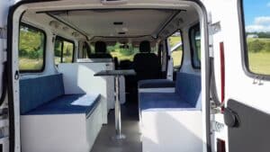 Intérieur moderne de camping-car aménagé.