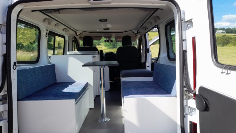 Intérieur moderne de camping-car aménagé.