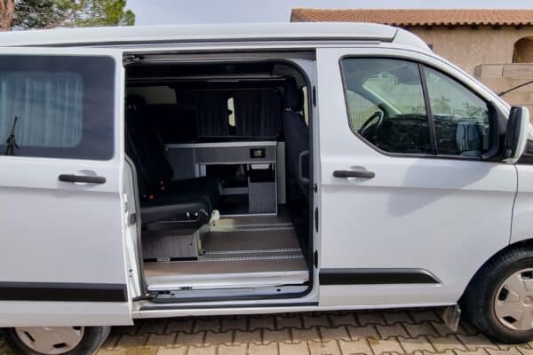 Fourgon aménagé porte ouverte