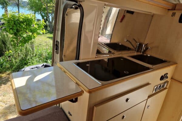 Modernes Interieur von hellen Wohnmobil.