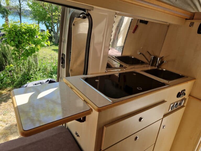 Intérieur moderne de camping-car lumineux.