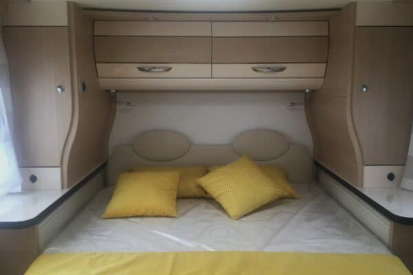 Wohnwageninterieur, gemütliches und modernes Bett.