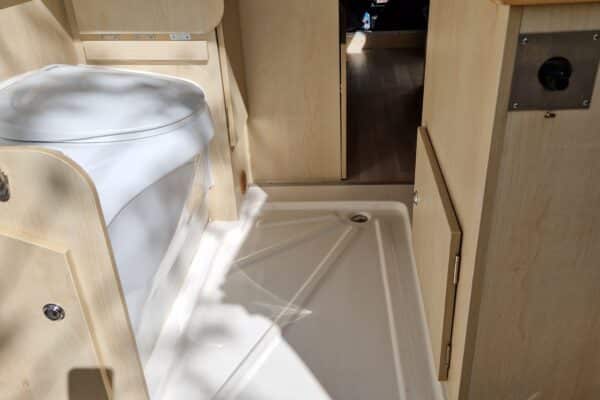 Innenausstattung von Wohnmobil mit Sitzen und tragbaren Toiletten.