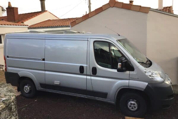 1TP272Grauer Lieferwagen Peugeot geparkt.