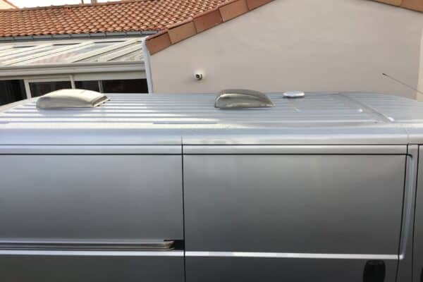 Graues Nutzfahrzeug mit Dachgepäckträger.