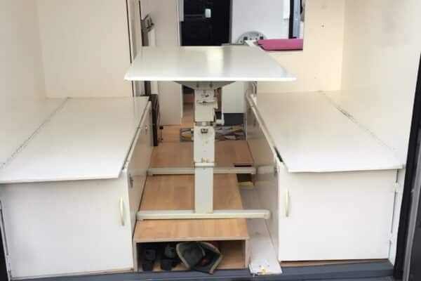 Leerer Innenraum eines Ausgebauter LKW.