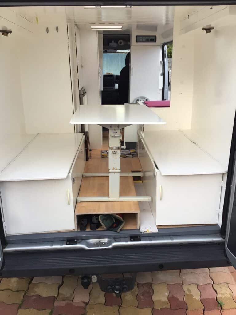 Intérieur vide d'un camion aménagé.
