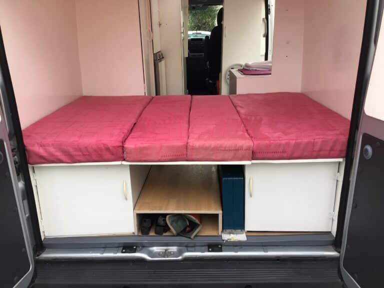 Lit de van aménagé, matelas roses