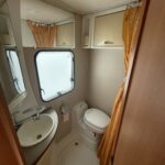 Intérieur compact de salle de bain de camping-car.