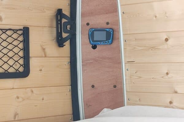 Holztafel mit digitalem Bildschirm und schwarzem Rahmen.